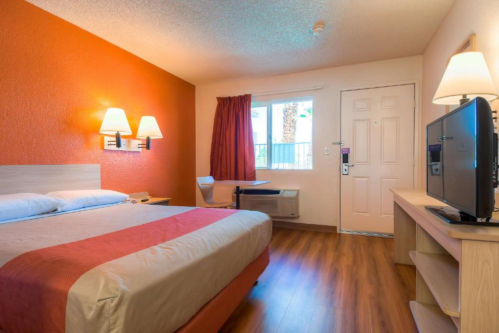 Deluxe Queen Room interior