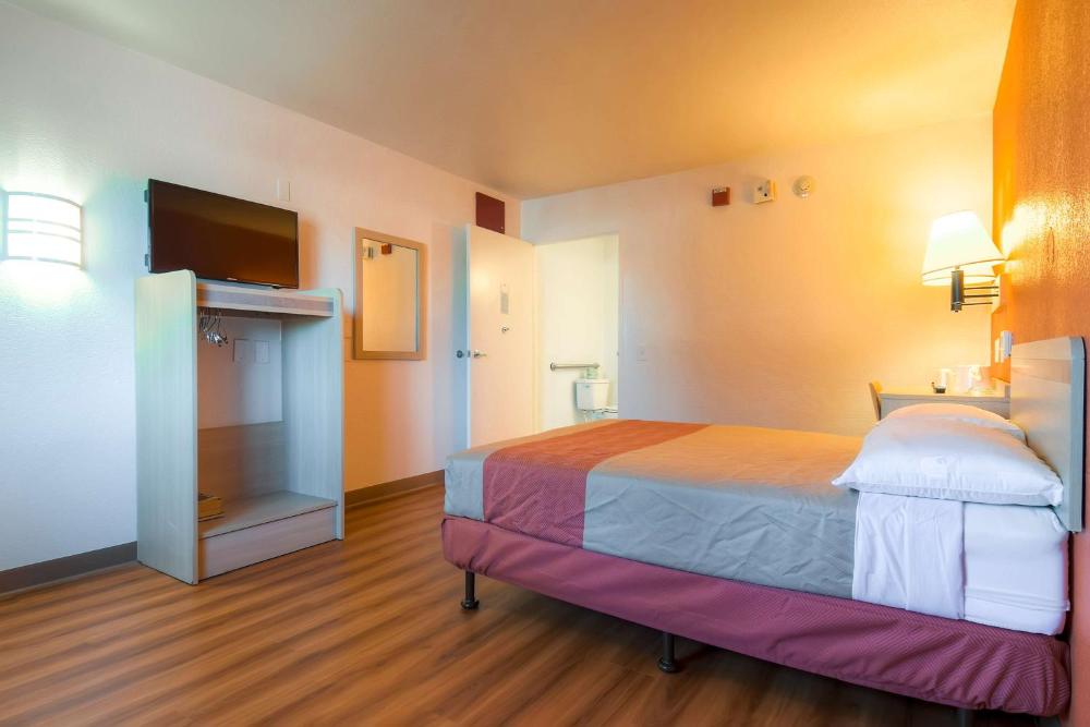Deluxe Queen Room - Non-Smoking interior